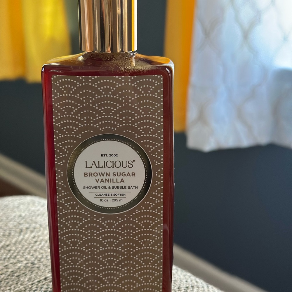 Elegant Burgundy Bath Soak with Geometric Pattern and Gold Cap
